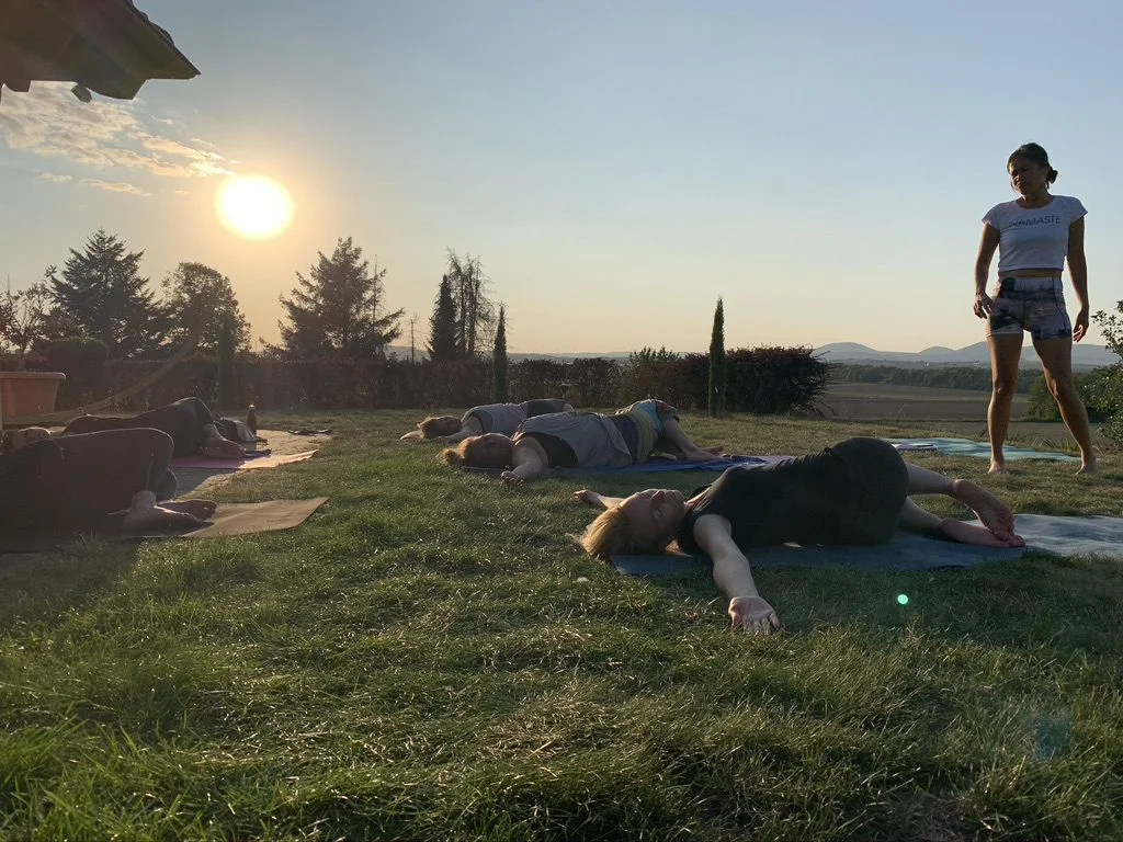 Yogagruppe im Freien bei Sonnenuntergang