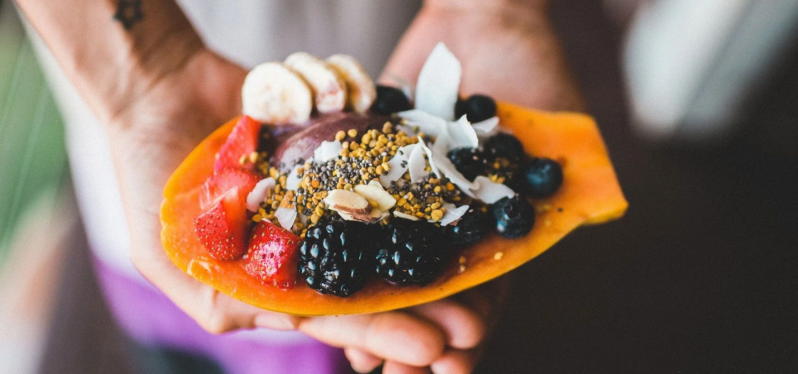 Frische Papaya mit Früchten