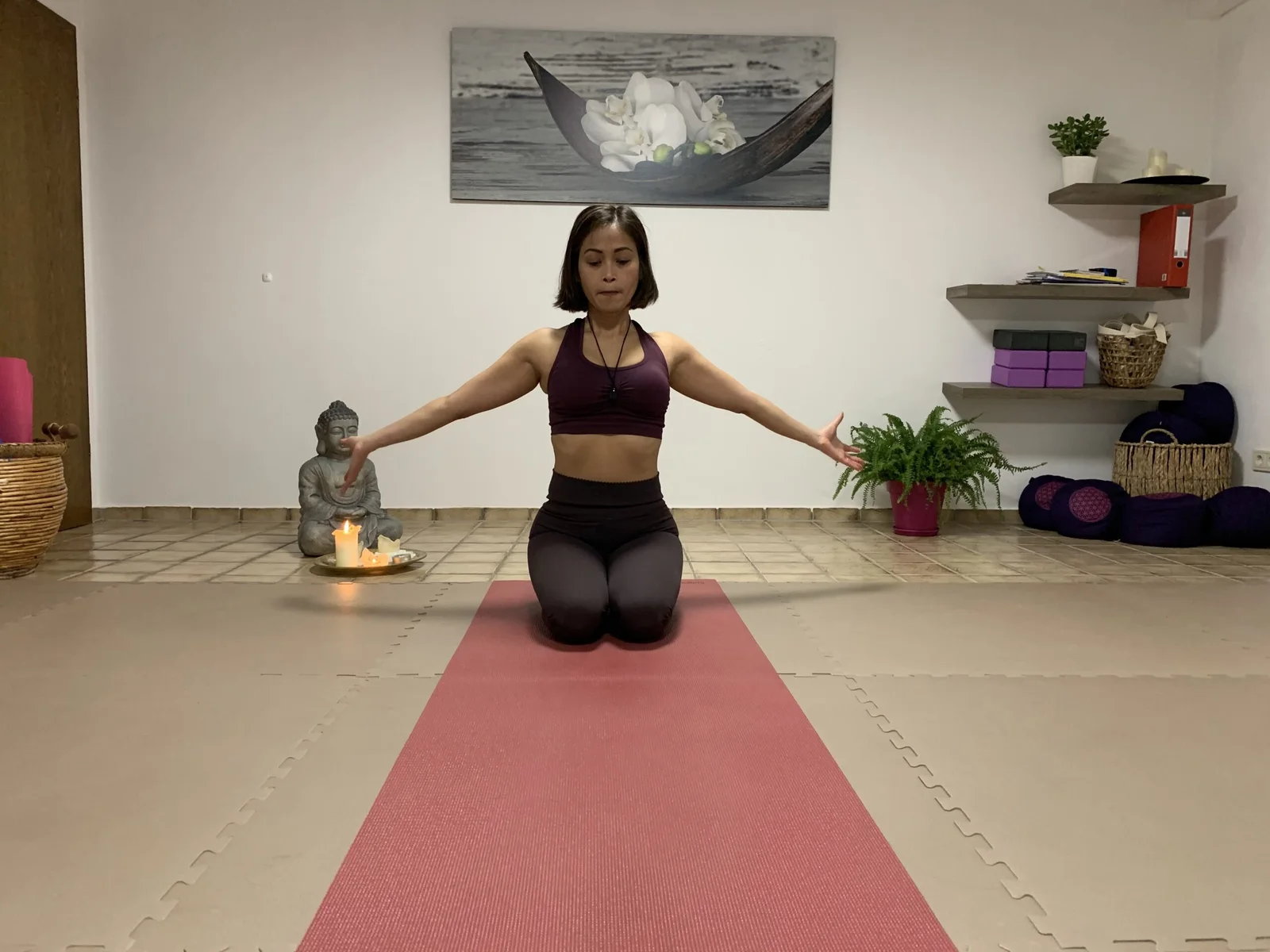 Adhe begleitet die Yogapraxis