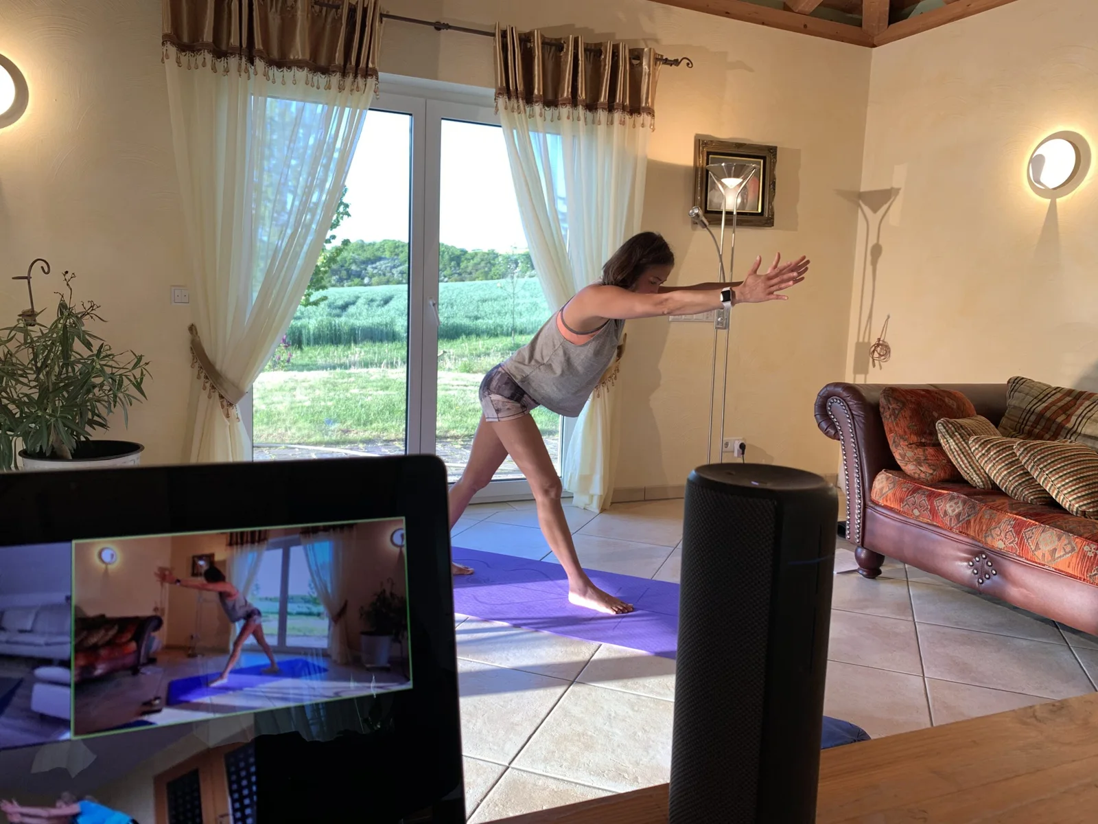 Yogaunterricht von Adhe per Video