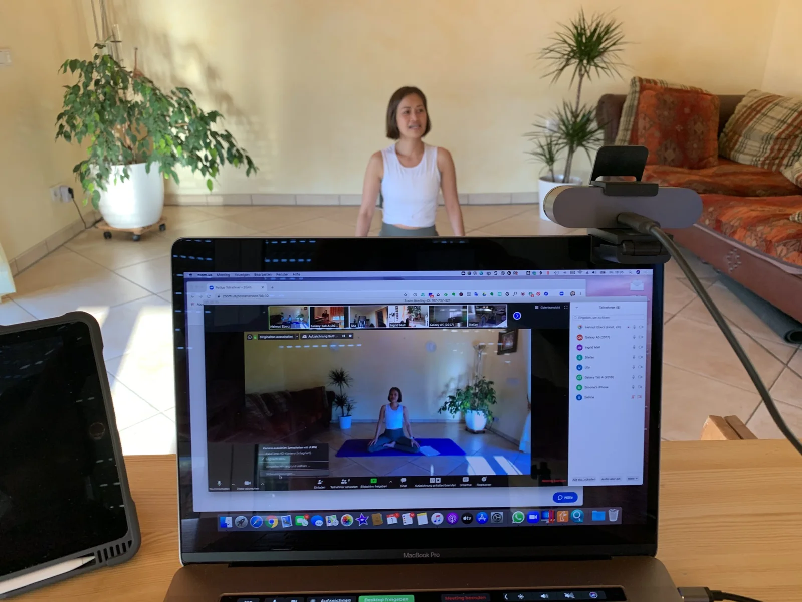 Yogaunterricht von Adhe per Video
