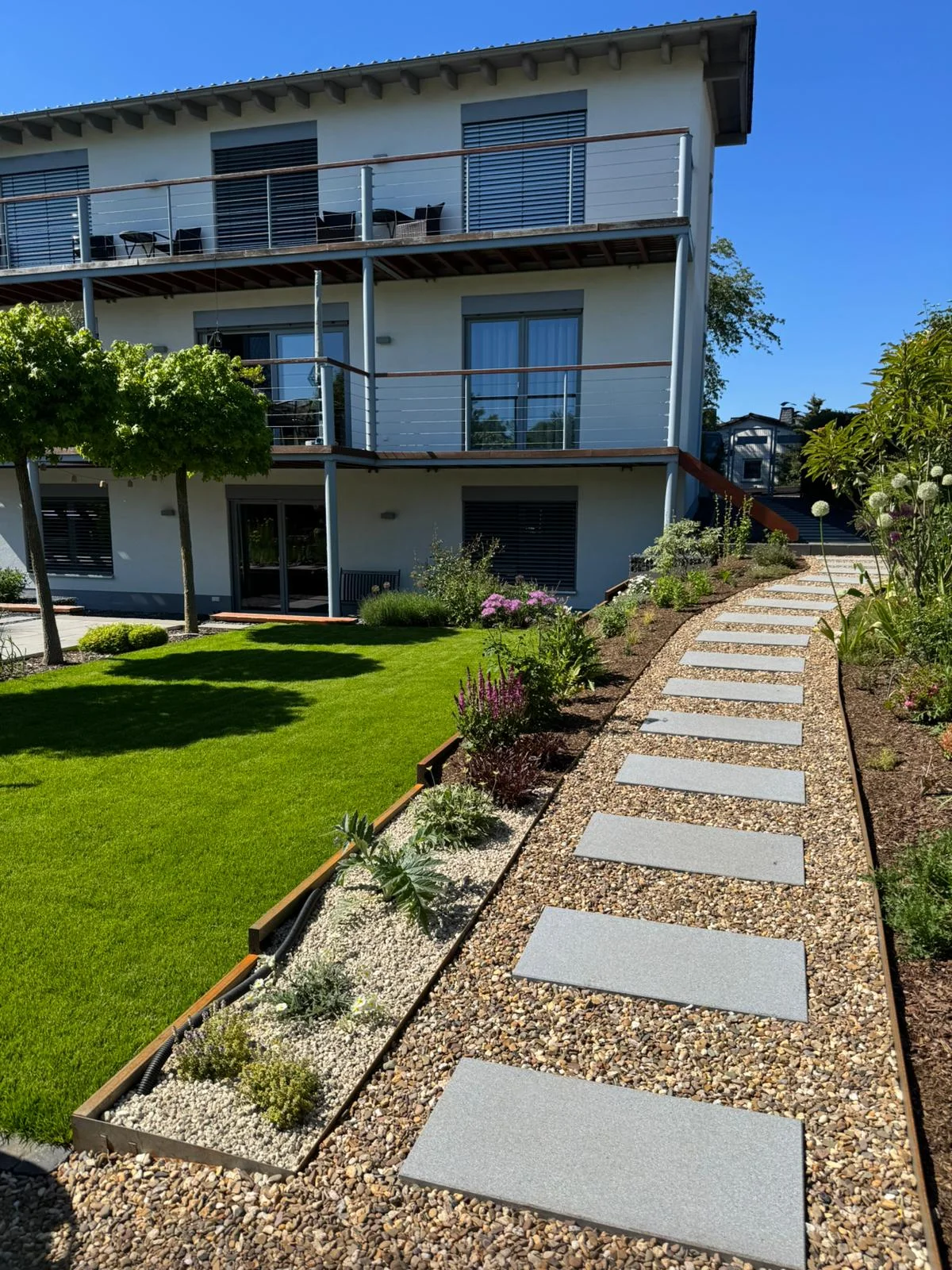 Gartenweg durch die Wellnessanlage